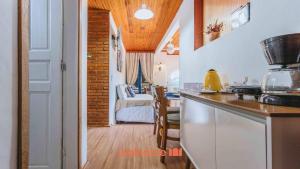 Flat com vista para a montanha e charme em condominio em Petropolis