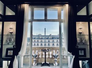 BALCONY- AVENUE -CHAMPS ELYSEEs