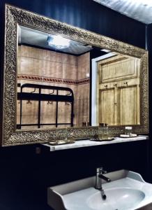 BALCONY- AVENUE -CHAMPS ELYSEEs