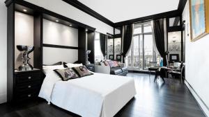 BALCONY- AVENUE -CHAMPS ELYSEEs