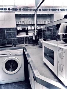 BALCONY- AVENUE -CHAMPS ELYSEEs