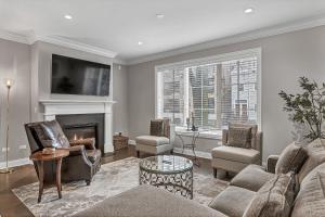 Elegant Condo-Steps from Wrigley Field, 32 Nights condo
