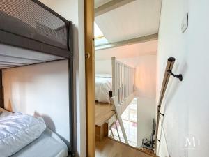 Logement avec jardinet dans résidence avec piscine