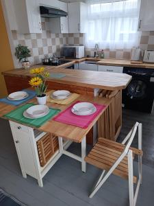 The beach hut 298 golden sands