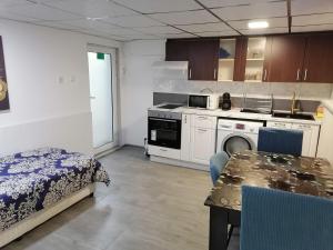 Апартамемт 3 места с кухня с дворче