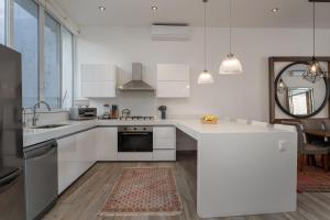 Casa Blanca, 2BR Modern Home with Rooftop Views