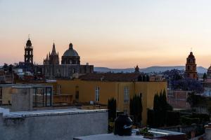 Casa Blanca, 2BR Modern Home with Rooftop Views