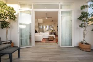 Casa Blanca, 2BR Modern Home with Rooftop Views