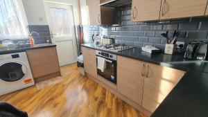 Harbour House - Entire Detached 4-BDR & 4-Beds Home, Ensuite and Bath - Serving Contractors, Tourists, Santa Pod, and Silverstone - Sleep 7 - Smart TV - Self Catering - Hi-Speed WiFi - Ample Free On-Street Parking
