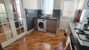 Harbour House - Entire Detached 4-BDR & 4-Beds Home, Ensuite and Bath - Serving Contractors, Tourists, Santa Pod, and Silverstone - Sleep 7 - Smart TV - Self Catering - Hi-Speed WiFi - Ample Free On-Street Parking
