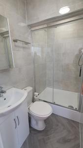 Harbour House - Entire Detached 4-BDR & 4-Beds Home, Ensuite and Bath - Serving Contractors, Tourists, Santa Pod, and Silverstone - Sleep 7 - Smart TV - Self Catering - Hi-Speed WiFi - Ample Free On-Street Parking