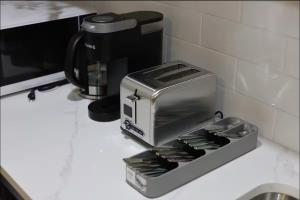 Cozy 2BR Private Basement Suite, Free Parking, WiFi, 1 Hr to Banff, 20 Min to City