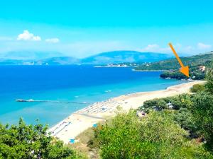 Apraos Beachfront Studio by DadoVillas