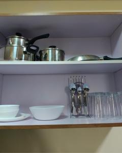 BayFront 1BR Condo in Pasay with FREE Wi-Fi, Netflix, Pool Access & Gym, Near NAIA Airport, MOA, OKADA, CCP & PICC