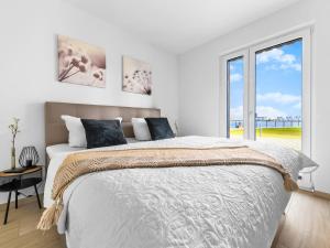 AdmiralsLounge- EG, Infrarotsauna, grosse Dusche, Terrasse, Blick auf das Hafenbecken