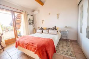 Maison climatisée pour 5 personnes , au clame , jardin arboré proche commerces