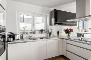 Horizont- direkt am Wasser, Hafenblick, Fahrstuhl, Sauna, ueberdachter Balkon