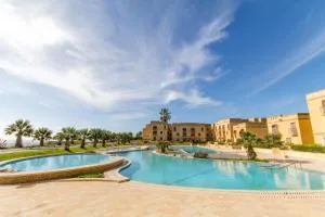 Luxury Stay with Courtyard BBQ and Huge Pool - 艾因西莱姆