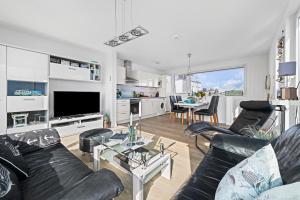 Sea Breeze: Meerblick, Sauna, Dachterrasse, Bootsanleger