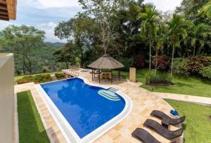 Astonishing 5BR House with pool in Anapoima