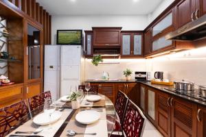 NEW Premium 5BRs 4WC local house centre town