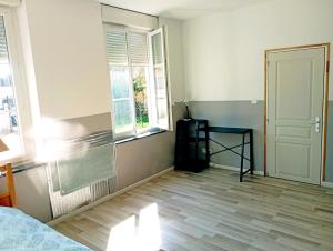 Maisons de vacances Magnifique batisse champenoise, jardins, billards, parking : Maison 6 Chambres