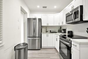 Koze 2 Bedroom Duplex Home with King & Queen Beds, Near Everything Trendy