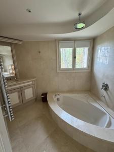 Villas Villa Eden - Provencal Charm, Stunning Views, 10 mins from Monaco : photos des chambres
