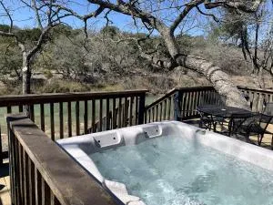 Fabulous Bandera Accommodation with a Hot Tub Ideal for Romantic Getaways near San Antonio - Tarpley