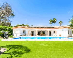 Villa Pinets with private swimming pool near beach