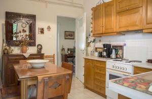 Family apt with garden next to the sea