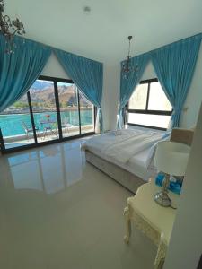 Al Dana Palma Villa - Luxury 4-bedroom villa with Heated Pool & Mountain Sea View