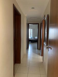 Apartamento amplo com três quartos ao lado da Avenida da Moda