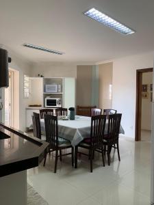 Apartamento amplo com três quartos ao lado da Avenida da Moda