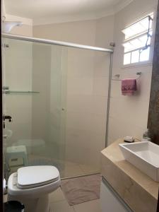 Apartamento amplo com três quartos ao lado da Avenida da Moda