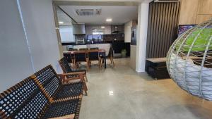 Ocean Park - Cobertura Dupléx com 4 Dormitórios e 3 Banheiros - Espaço Gourmet Completo, Ar Condicionado e Vista ao Mar