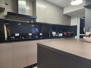 Ocean Park - Cobertura Dupléx com 4 Dormitórios e 3 Banheiros - Espaço Gourmet Completo, Ar Condicionado e Vista ao Mar