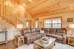 Modern Cabin with Grill Near Golf and Bass Fishing!