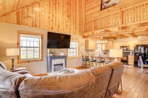 Modern Cabin with Grill Near Golf and Bass Fishing!