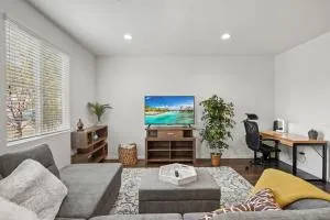 Gorgeous Family Home, Close to Frwys, Hospitals & Sports Arenas, Pets OK - 尔湾