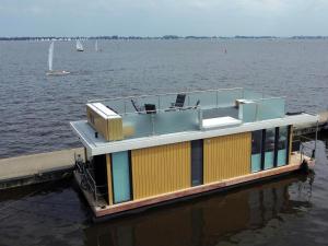 Houseboat Robbedoes - Vrij uitzicht op het Sneekermeer