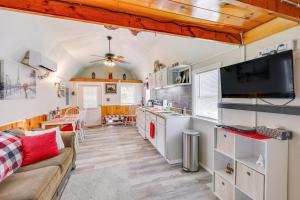 Paris Vacation Rental about 22 Mi to Mount Magazine!