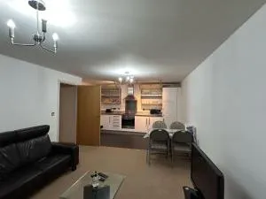 Two-Bedroom,Two-Bathroom Apartment with Open Plan Kitchen,Hall,and Balcony Milton Keynes central, 5 min walk from Sainsbury - Cranfield