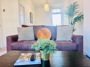 Charming End of Terrace Home with Garden