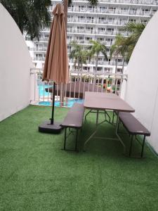 Tandem Family room big balcony pool view 2F