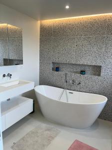 Villas Grande Villa avec Piscine, Petanque et Vue Mer pour 12 Personnes : photos des chambres