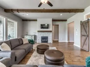 Family-Friendly Luxury- 5BR Home near Woodlands - Guthrie
