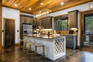 New Waterside Retreat- Private Stock Pond Hot Tub