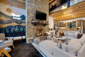 New Waterside Retreat- Private Stock Pond Hot Tub