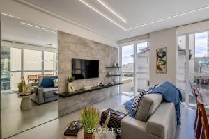 Apto 3Q moderno prox. do mar em Meia Praia EMA0201